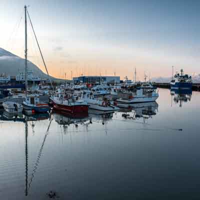 Tr&ouml;llskagi: Abendstimmung im Hafen von Dalv&iacute;k
